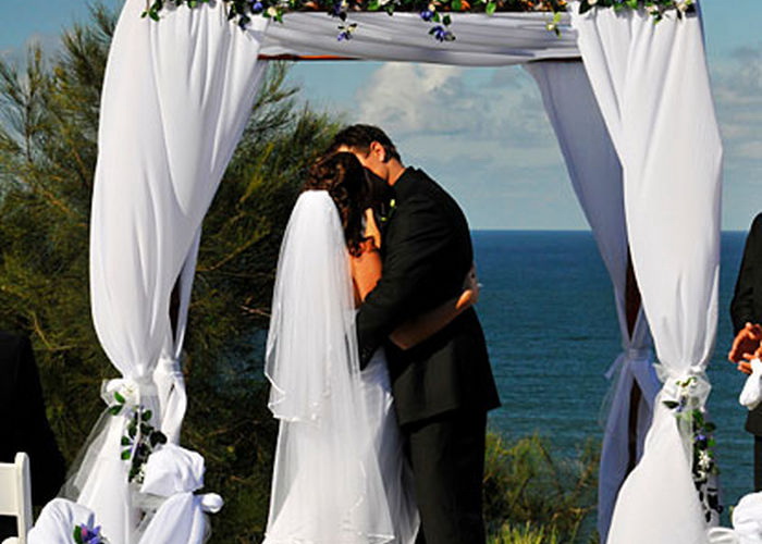 Традиции еврейской свадьбы почитаются и по сей день.