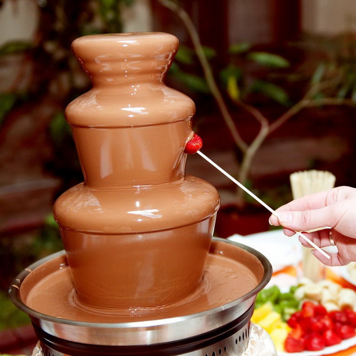 Настоящий шоколадный фонтан станет роскошным подарком для всей семьи!