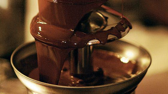 Шоколад для шоколадного фонтана используется особенный.